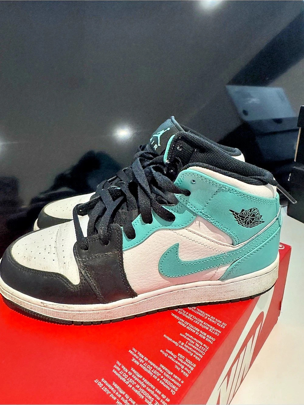 Nike Air Jordan Sneaker White & Black & Tropical Twist Kids US 6Y
